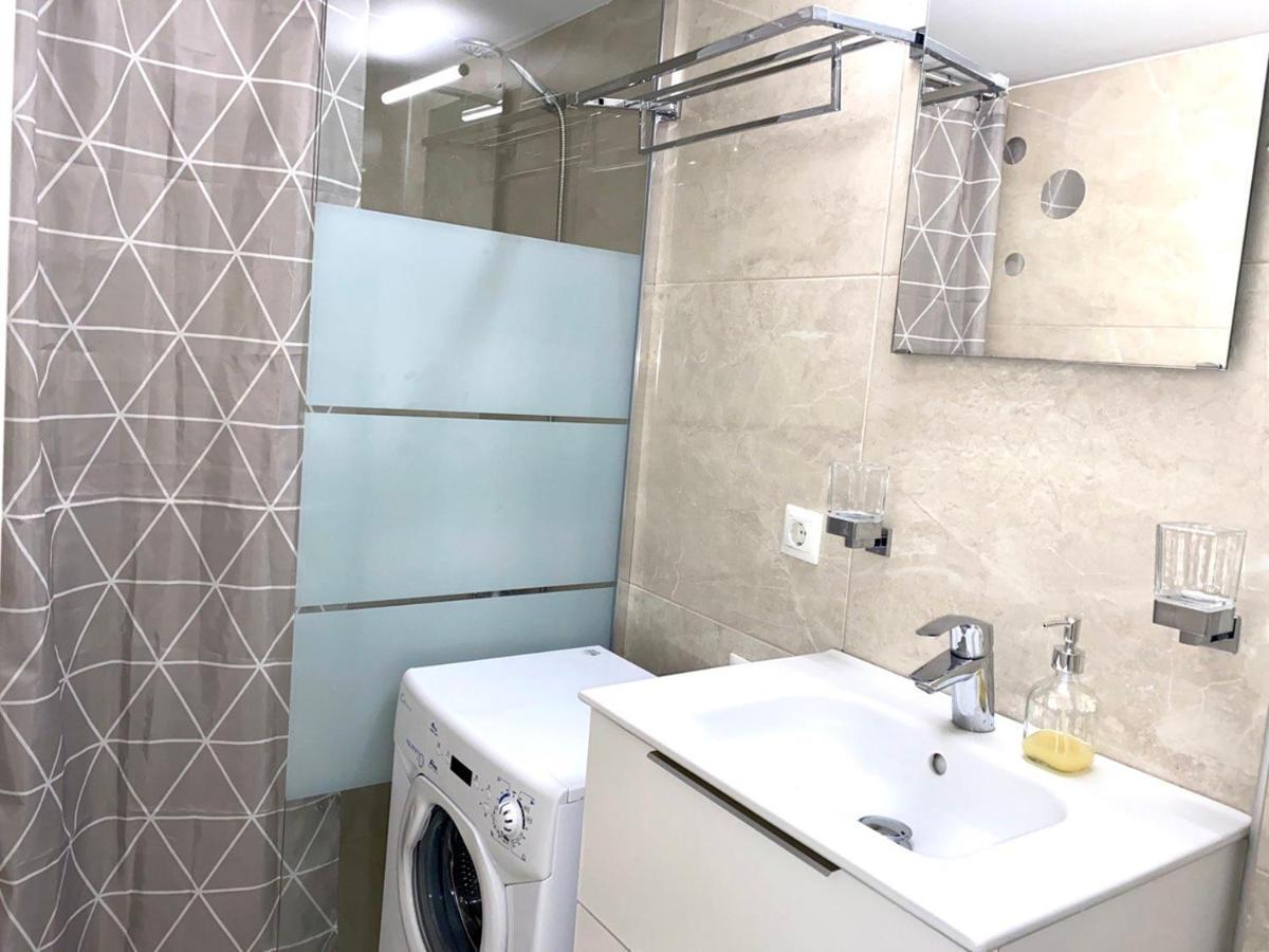 Dafni'S Home Is In 200M To Metro Ag Ioanis Athens Exterior photo